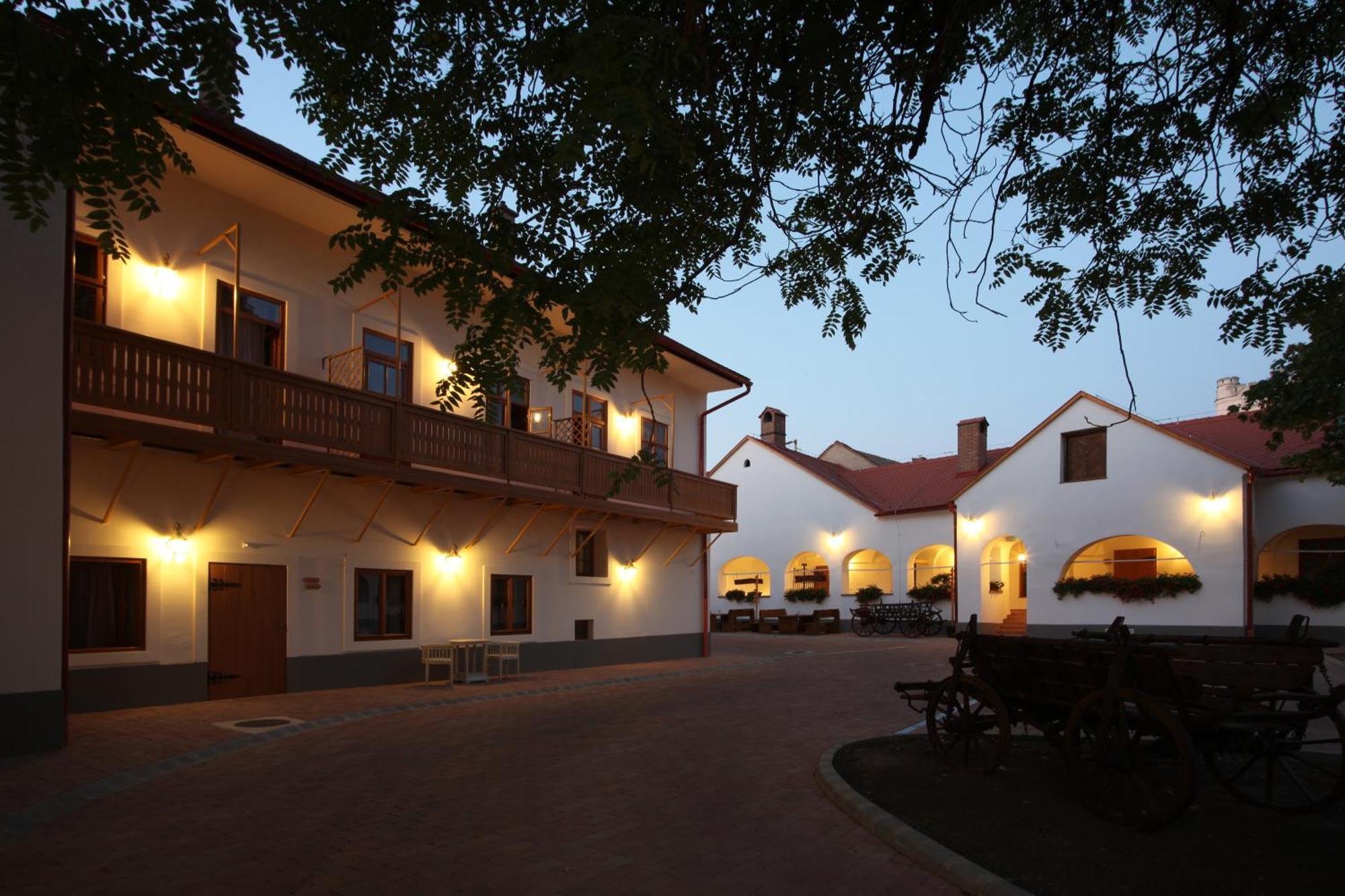 Regi Posta Hotel Es Etterem Debrecen Exterior photo